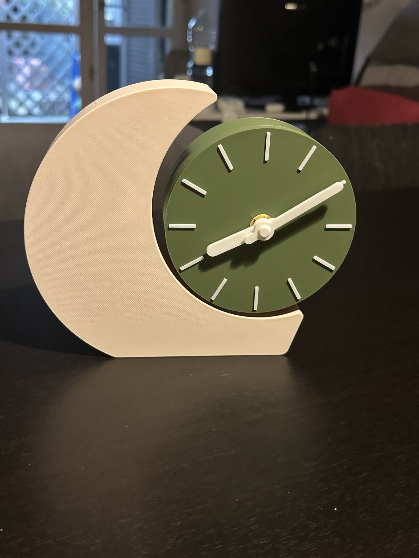 Orologio verde con supporto a mezzaluna